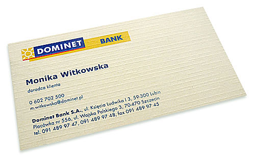 Wizytówki wydrukowane na papierze fakturowanym.