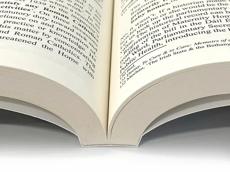 Wnętrze książki wydrukowane w czerni na papierze Ecco Book Cream. Papier o kolorze kremowym nawiązuje do starych książek  nadając im specyficzny charakter. Oprawa miękka klejona, dzięki znacznej objętości książki poprawia znacznie jej łatwość otwierania.