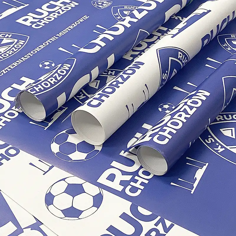 Papier pakowy wydrukowany na zamówienie dla drużyny piłki nożnej.