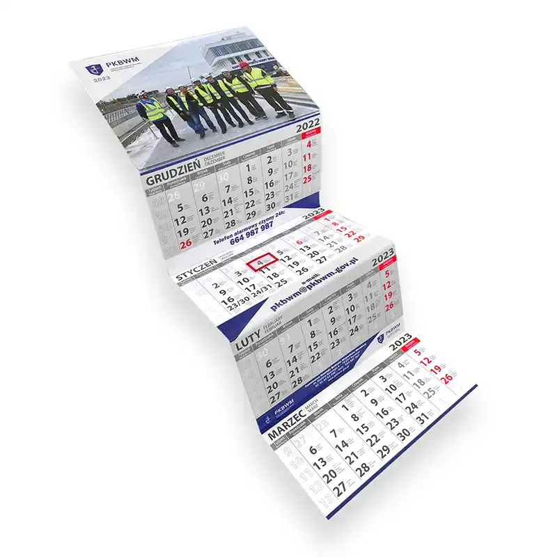 Kalendarz czterodzielny z 3 reklamami między blokami kalendarium.