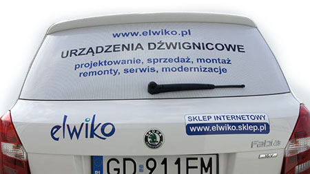 Zadrukowana folia perforowana one way vision na tylnej szybie. Folia one way vision pozwala wykonać reklamę na szybach samochodu zachowując widoczność z wewnątrz pojazdu.
