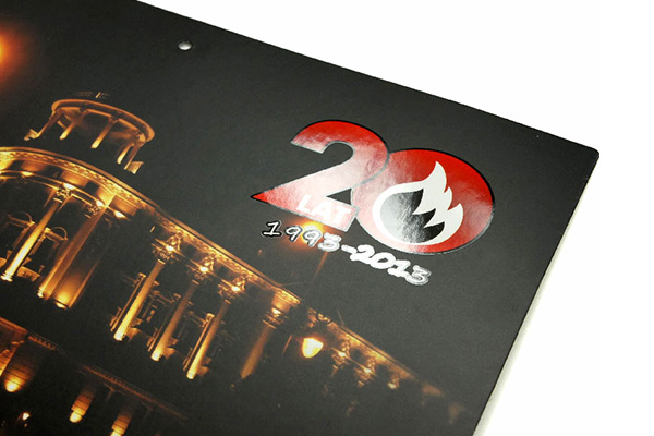 Błyszczący lakier wybiórczy z wysokim połyskiem na podłożu z laminatem matowym. Błyszczący lakier wybiórczy z wysokim połyskiem na podłożu z laminatem matowym.